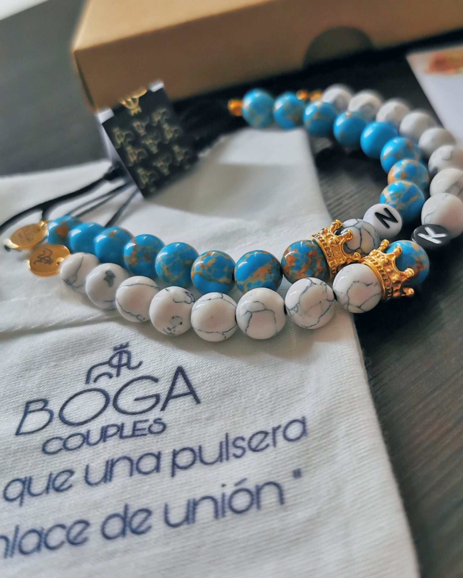 Coronas de Distancia Turquesa y Howlita con Iniciales.