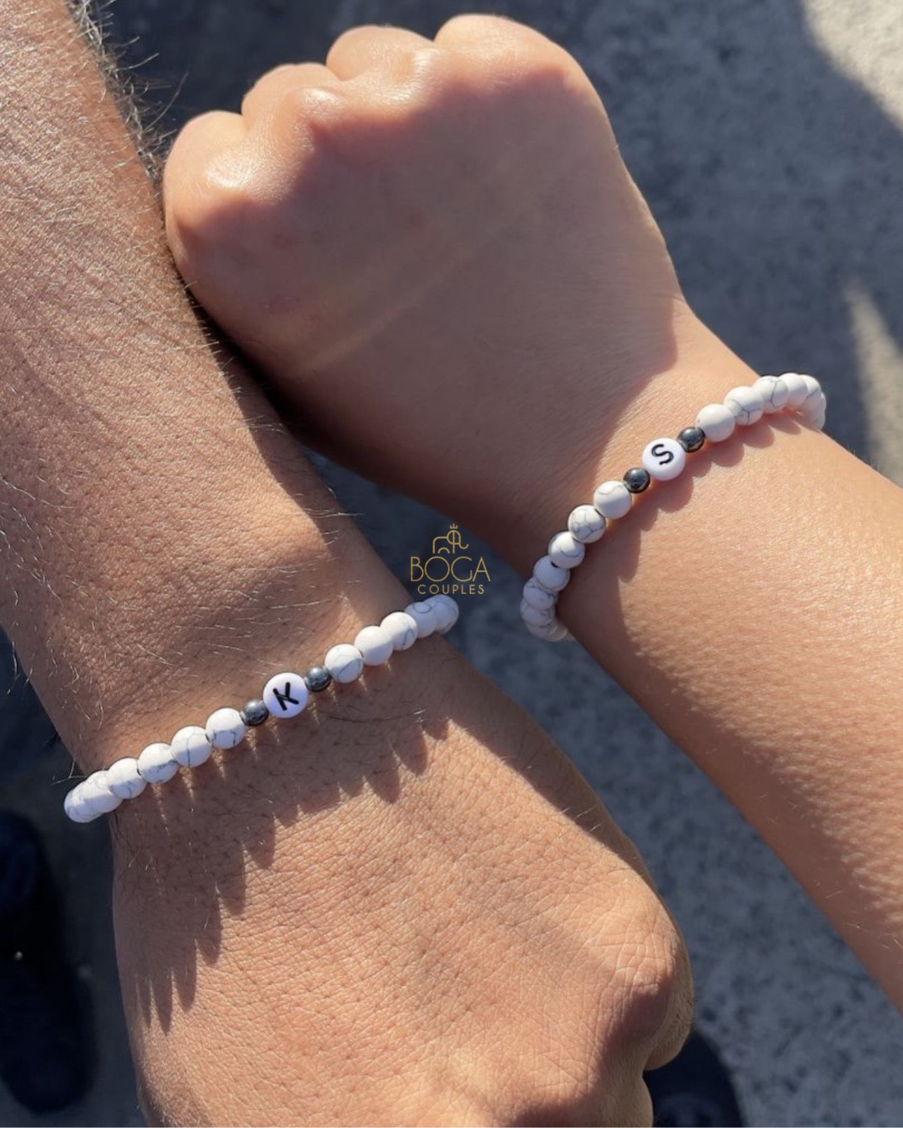 Pulseras de Piedras Howlita Blanca con Iniciales.