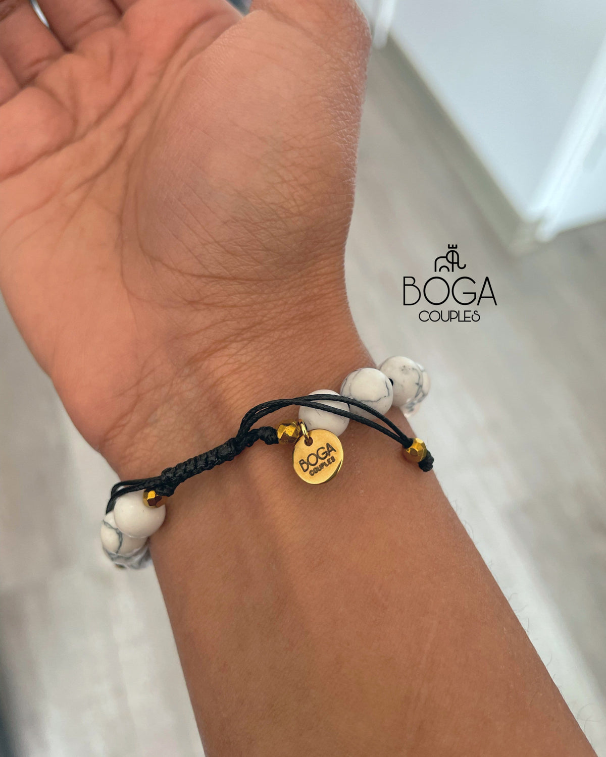 Corona de Distancia Howlita con Inicial.