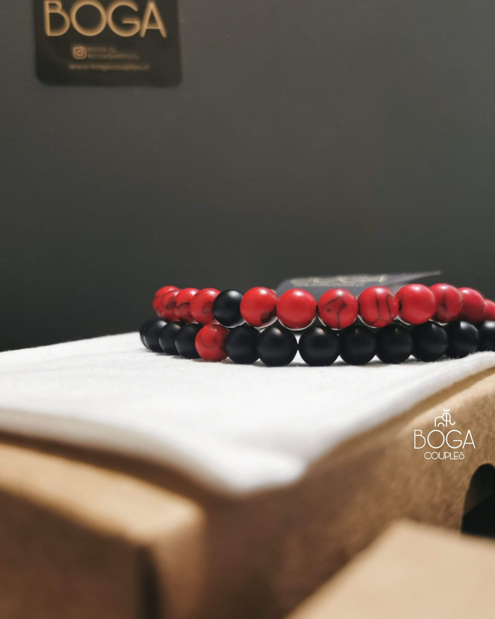 Pulseras De Distancia Howlita Roja y Onix