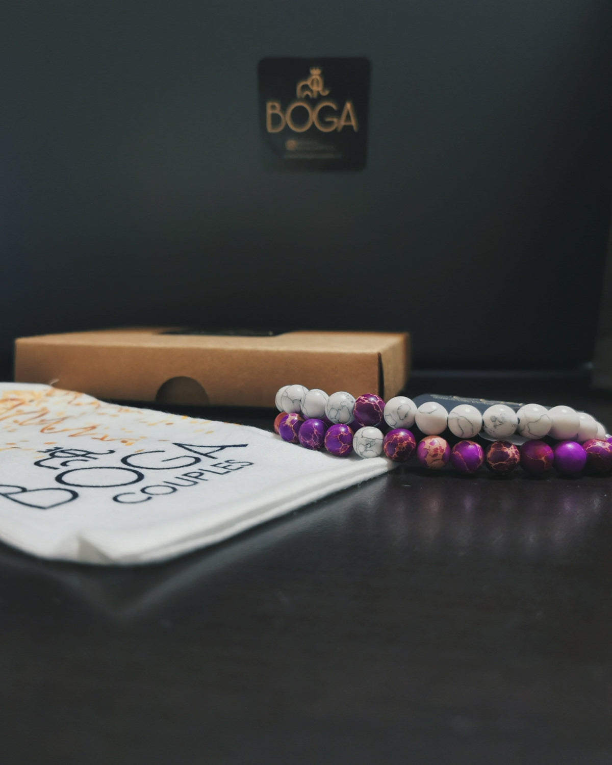 Pulseras de Distancia Jaspe Violeta y Howlita Blanca.