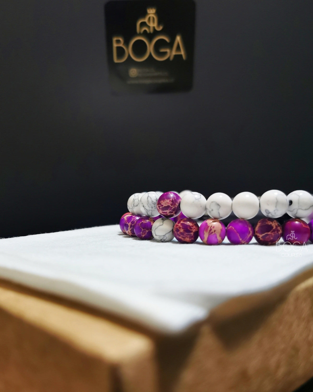 Pulseras de Distancia Jaspe Violeta y Howlita Blanca.