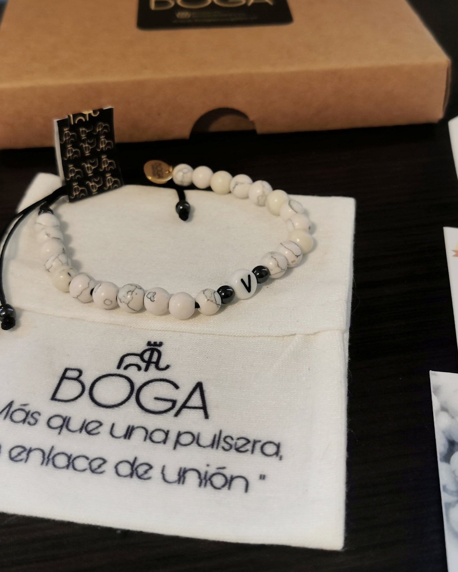 Pulsera de Piedras Howlita Con Inicial.