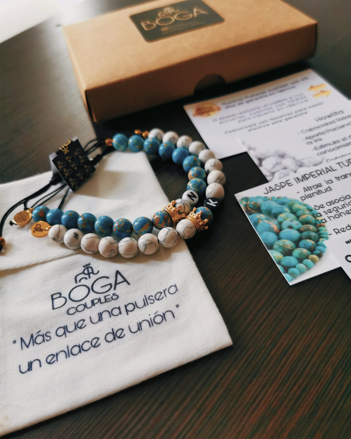 Coronas de Distancia Turquesa y Howlita con Iniciales.