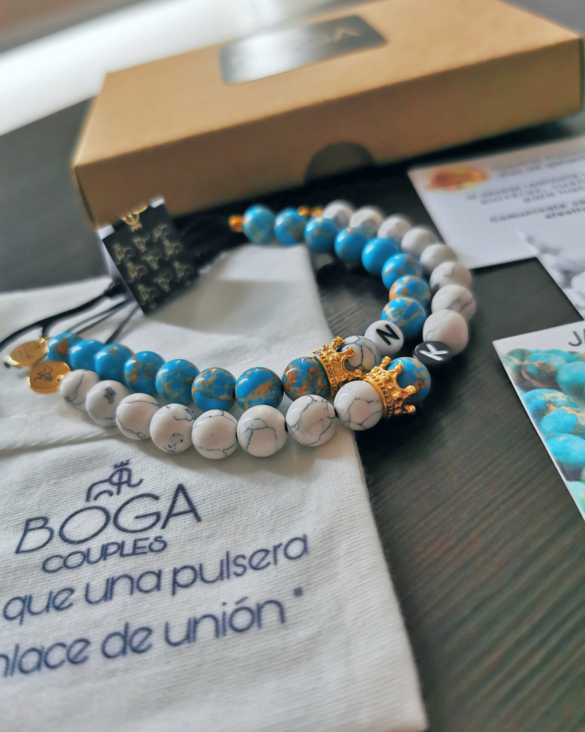 Coronas de Distancia Turquesa y Howlita con Iniciales.