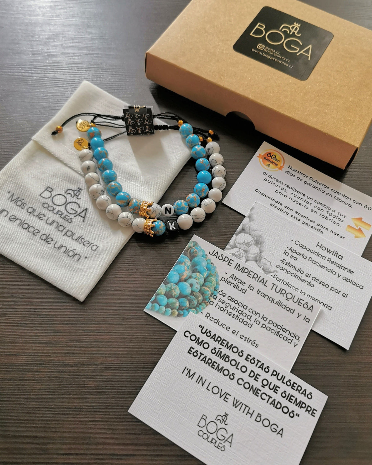 Coronas de Distancia Turquesa y Howlita con Iniciales.